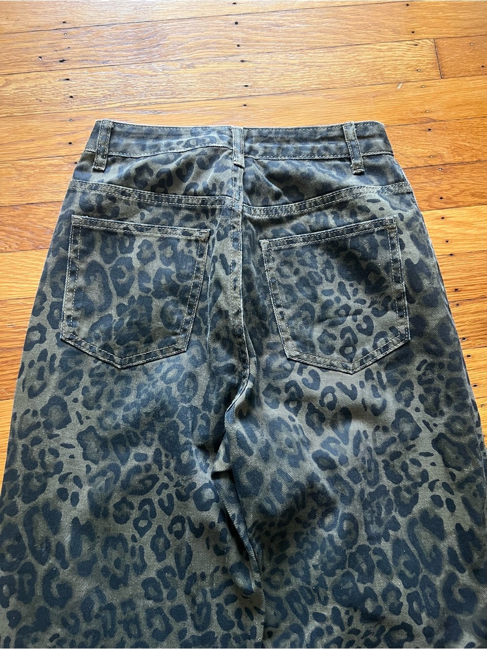 Wide Leg High Ride Leopard Print Jeans - S - Picture 4 of 6